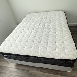 Queen-size pillow-top or euro-top mattress, for sale