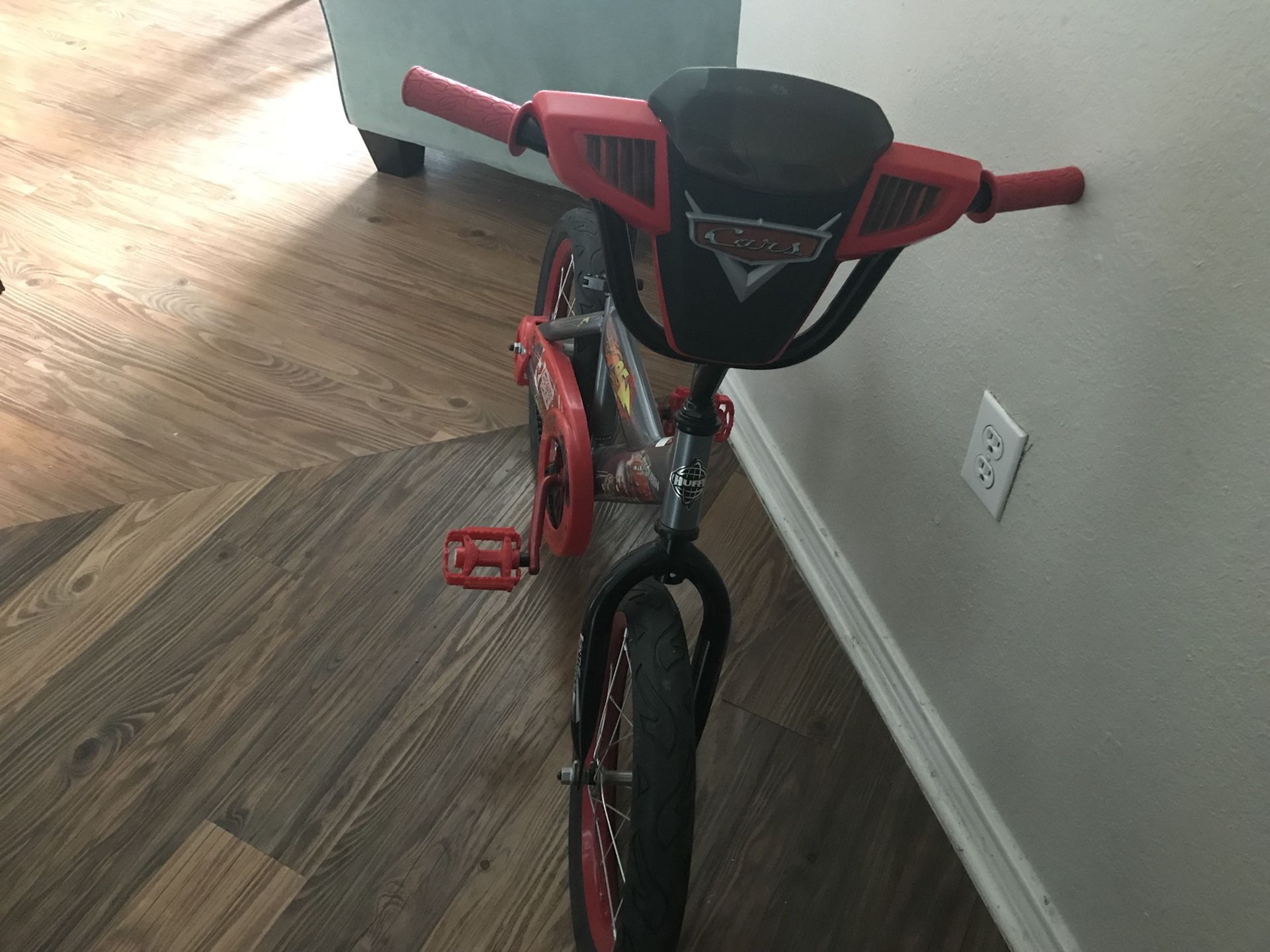 Lightning McQueen’s Cars Bike with training wheels