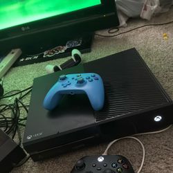 Xbox One 1 Terrabyte 2 Controllers 🎮🎮