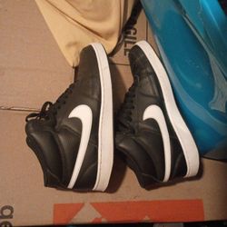 Nikes Size 10 Men's 