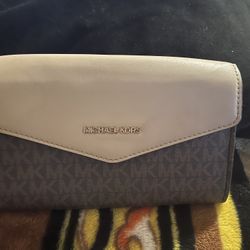 Mk Original Does Not Have The Strap $ 30 Is A Crossbody  Its In Great Condition 