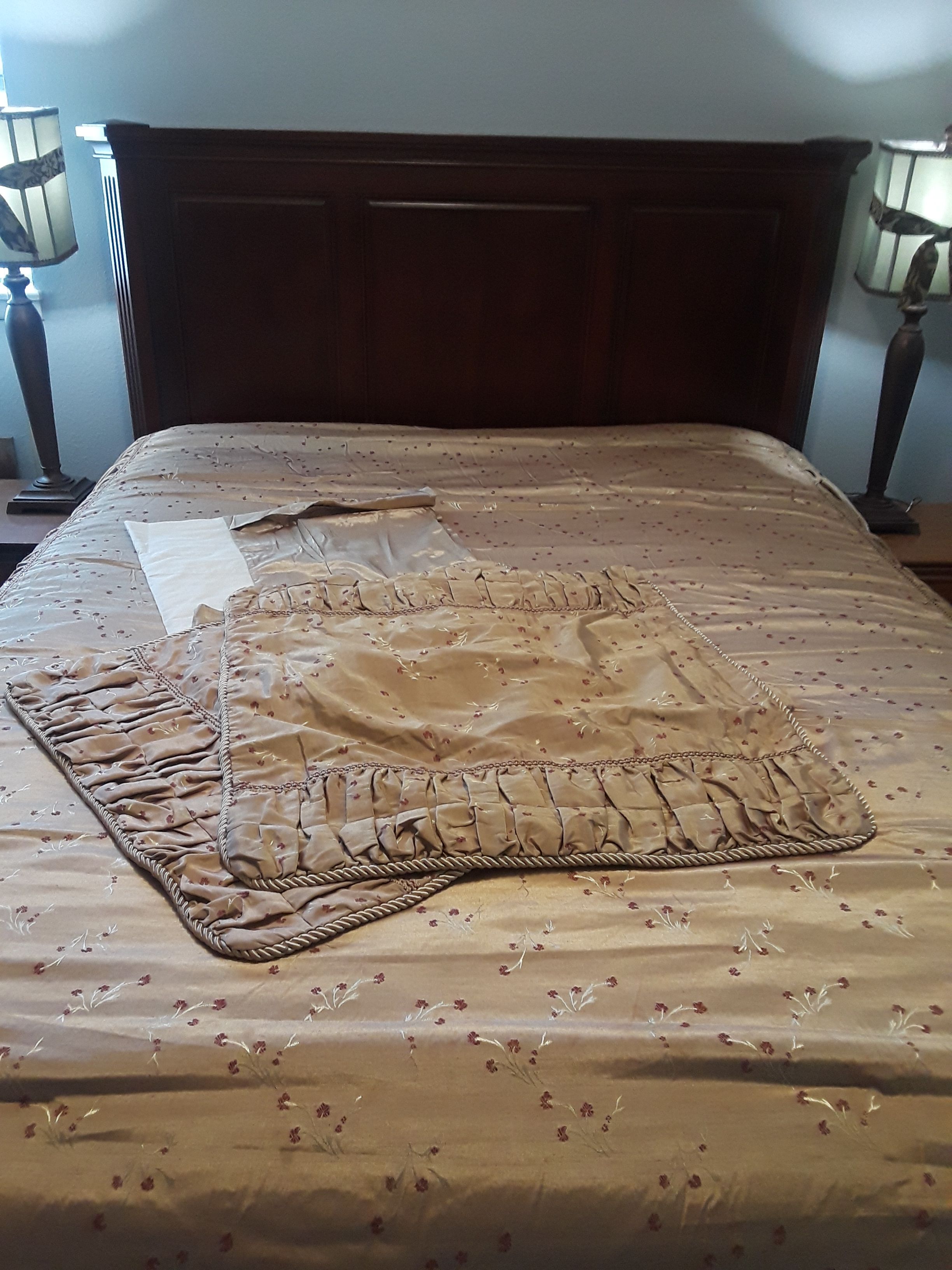 Westone Home Collection Queen Comforter with 2 Shams and bed skirt