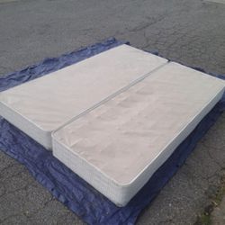 SERTA QUEEN SIZE SPLIT BOX SPRING (LIKE NEW)