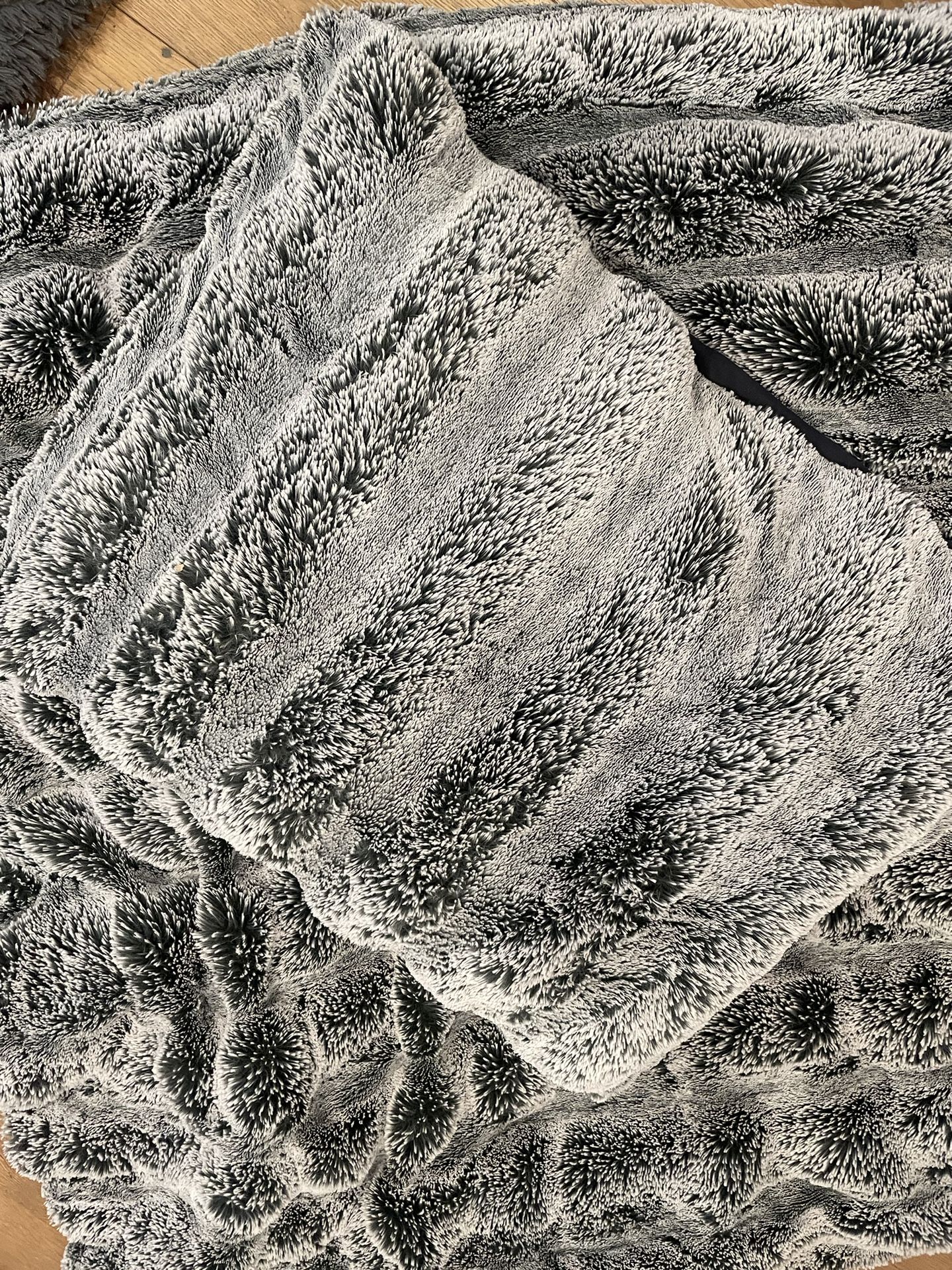 UGG Faux Fur Blanket + Matching Pillow Set – Ultra Soft & Cozy