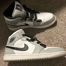 Jordan 1 Light Smoke Grey 110$
