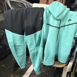 Nike Tech 2 Xl $230