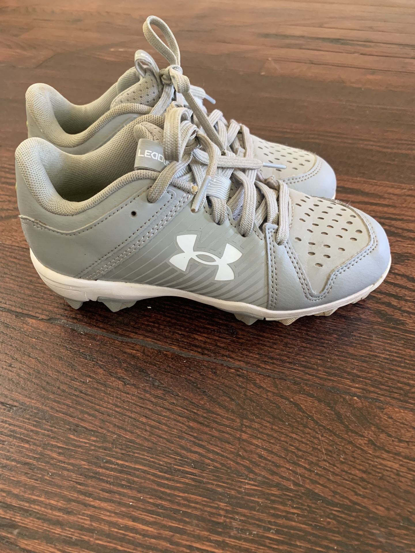 Under Armour Leadoff Low RM Boys Shoes Sz 1.5 Gray Heather White Cleats Sneakers