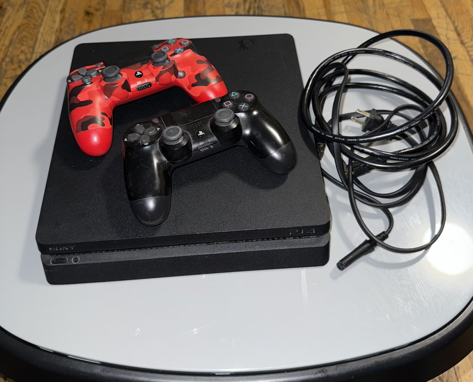 Black PS4 Slim + 2 Controllers 