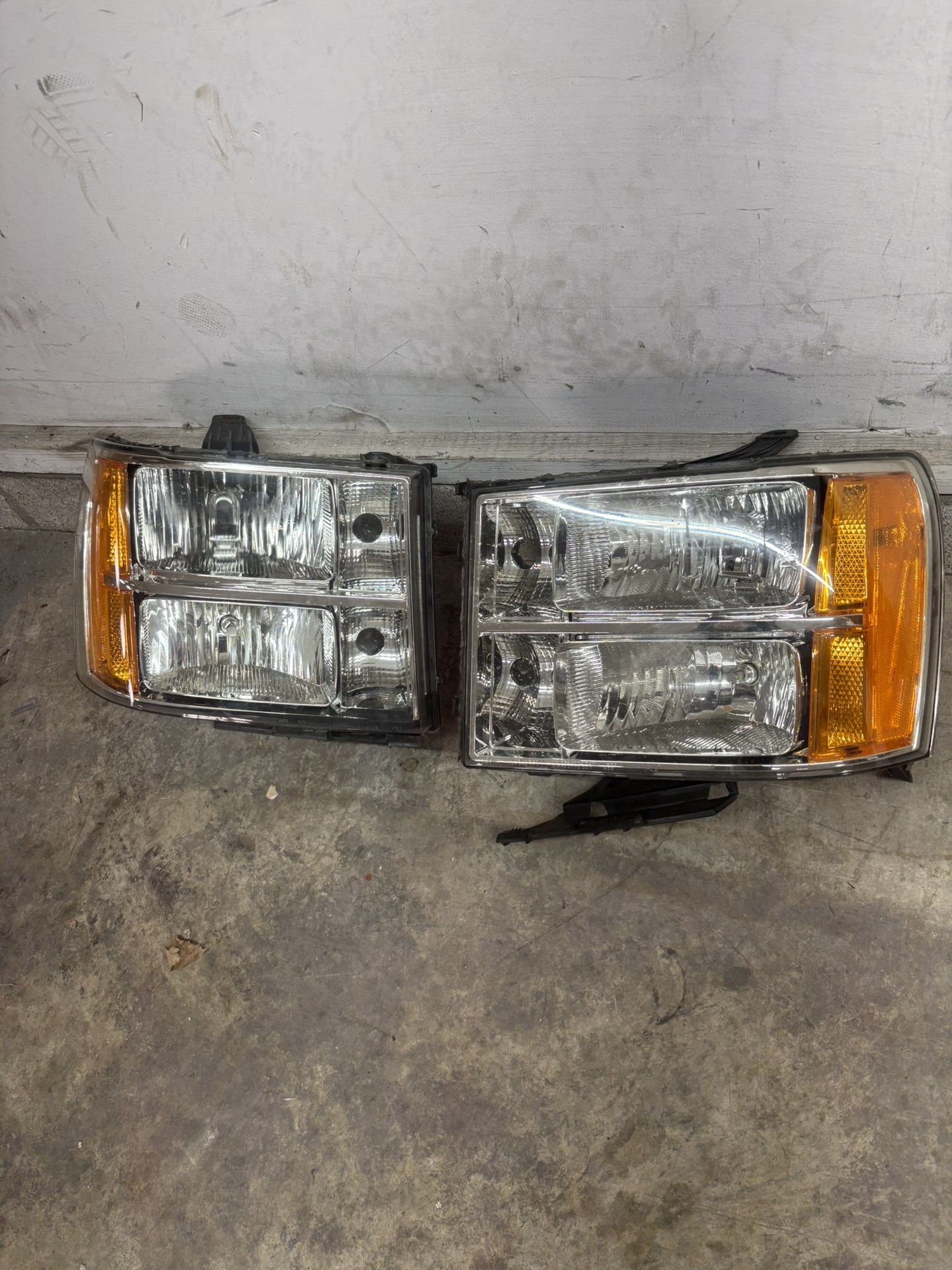 2007-2013 GMC SIERRA Headlights