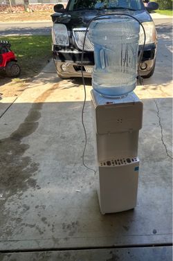 Water dispenser hot and cold works comes with water jug. It’s located in the city of Hemet. Water dispenser hot and cold works comes with water jug. I