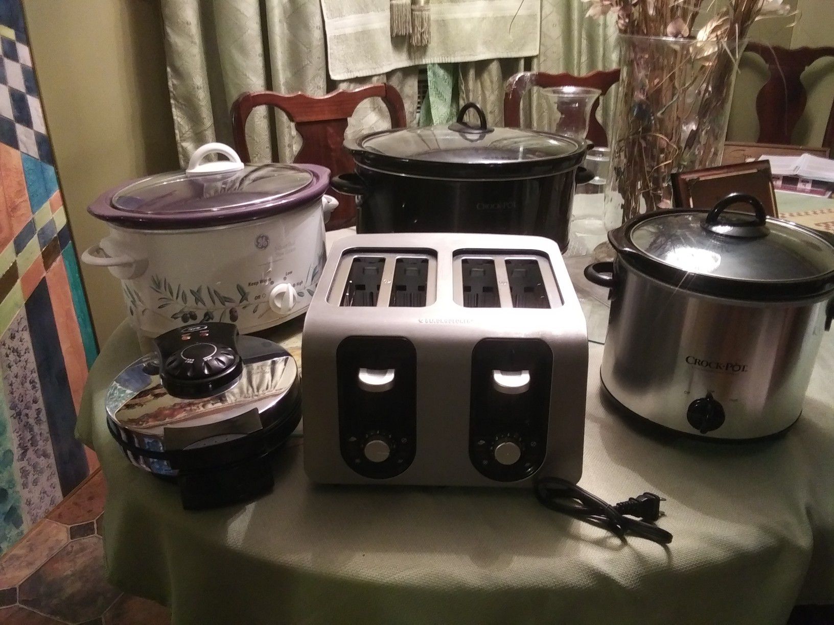BUNDLES 5 Like New Kitchen Electric Appliances, 3 Crock Pots, Double Toast , waffle Maker