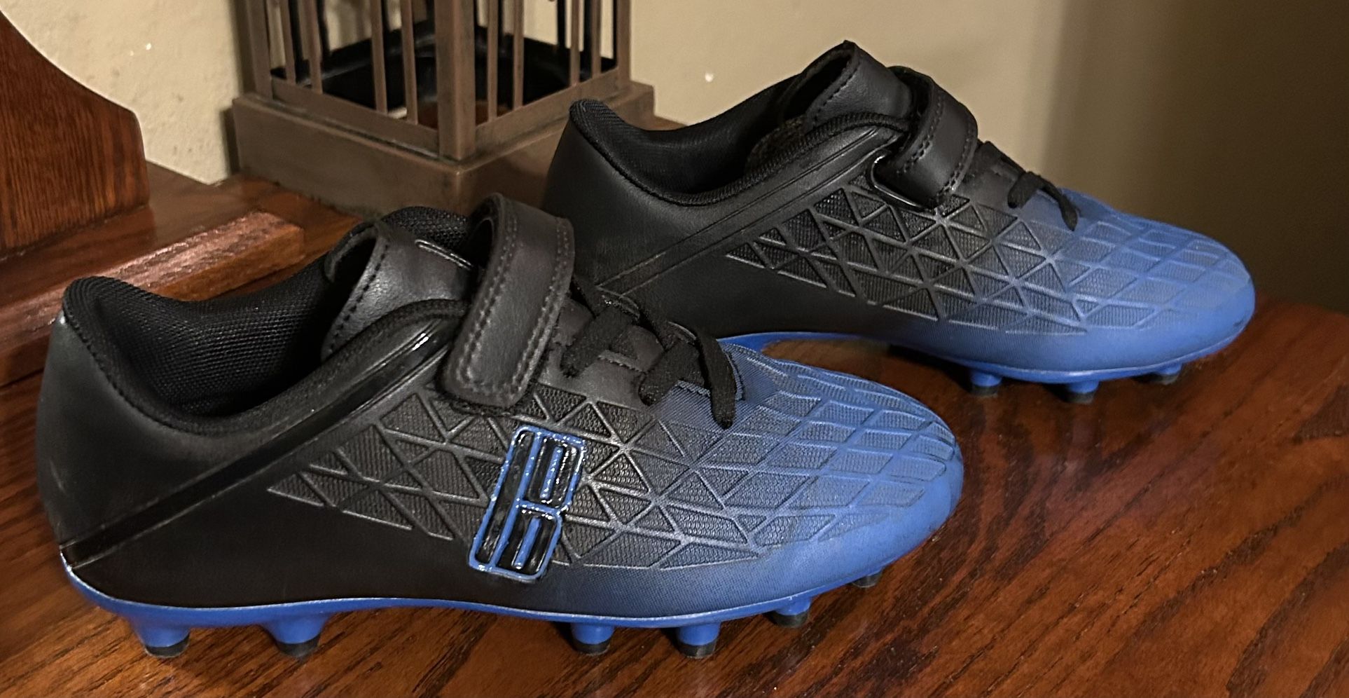 Boys Soccer Cleats With Velcro Closure Size 3