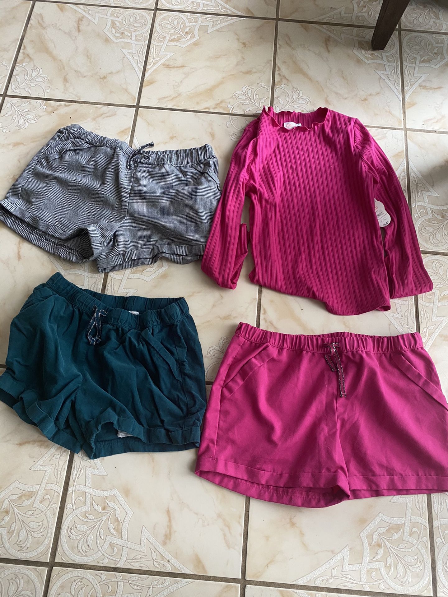 Female kids clothing top and shorts bundle XL