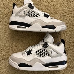 Size 9 (Pre owned no box) - Air jordan 4 military black 