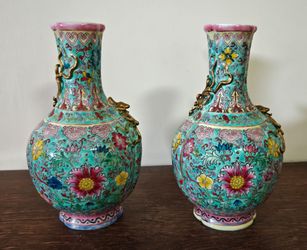 A pair of beautiful Chinese vases