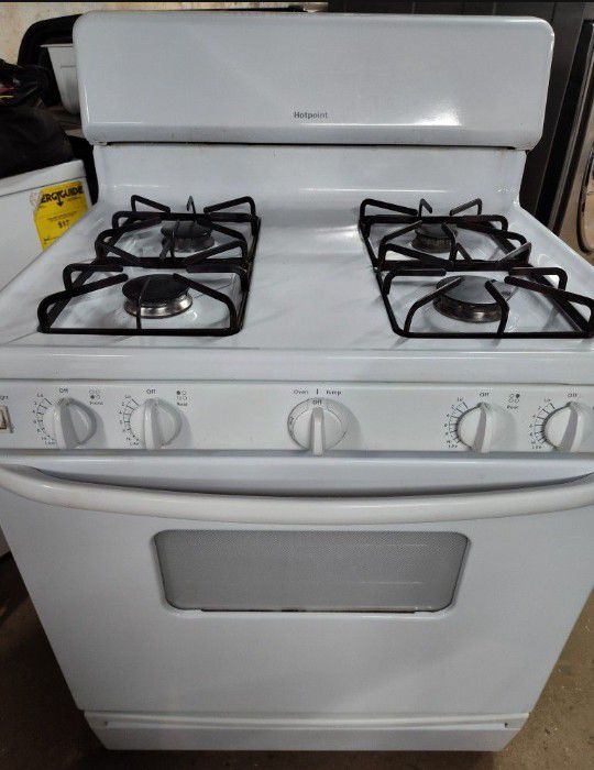 HOTPOINT NATURAL GAS RANGE IN WHITE 