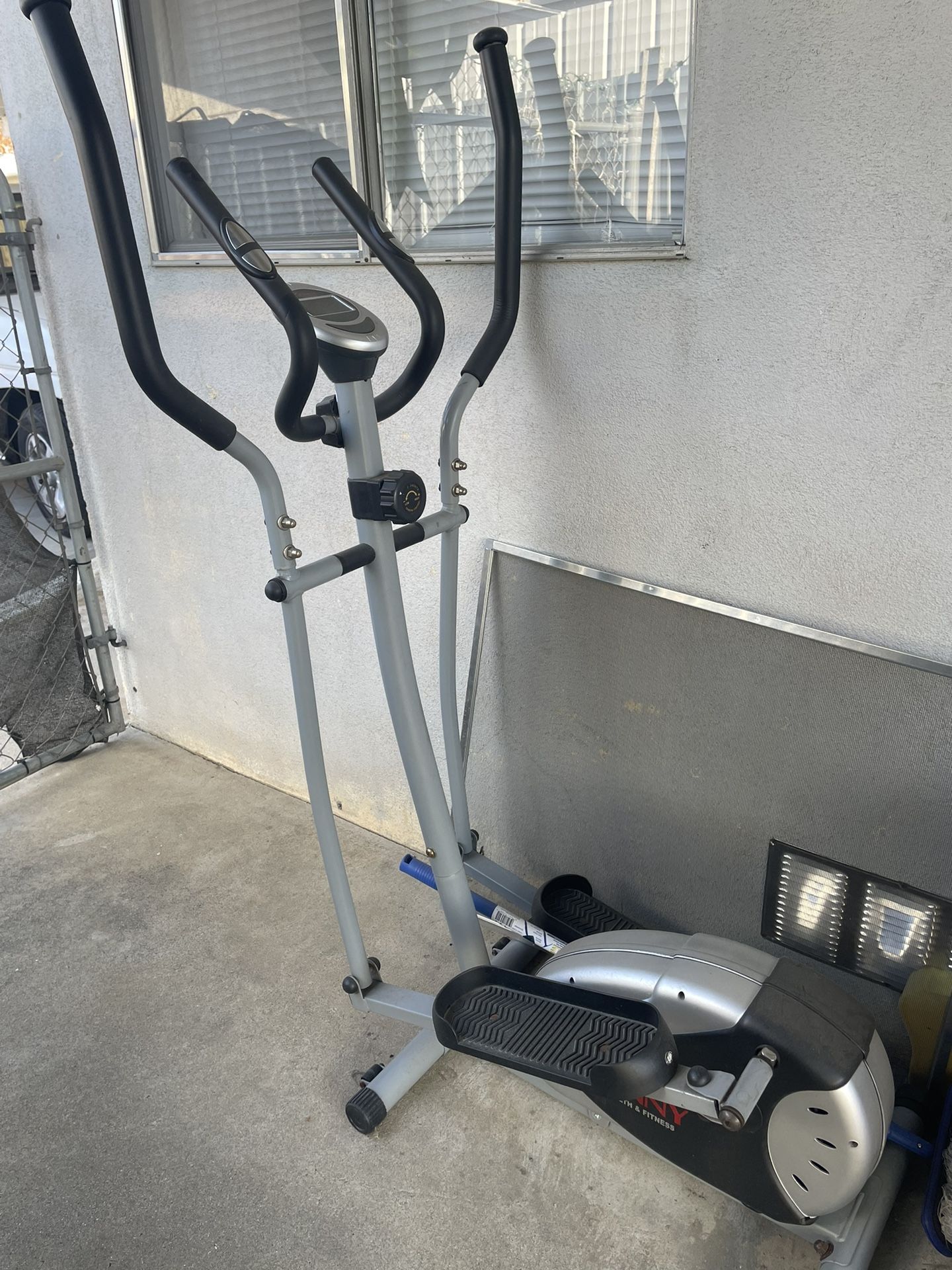 Elliptical Machine: Sunny Health & Fitness