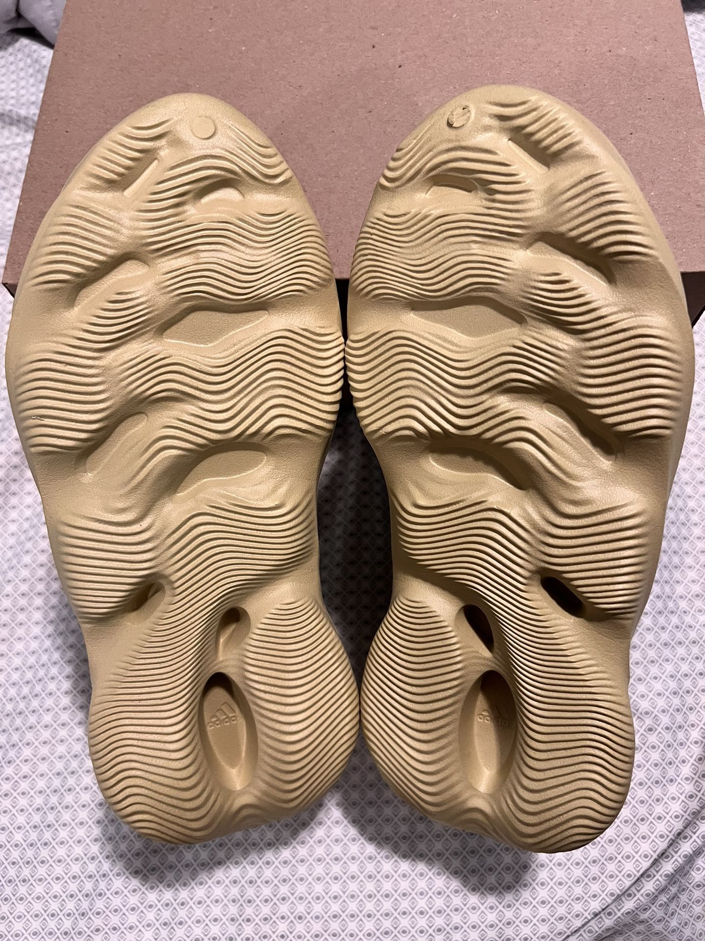 adidas gazelle silver green womens Adidas Yeezy Foam RNNR Sulfur - GV6775