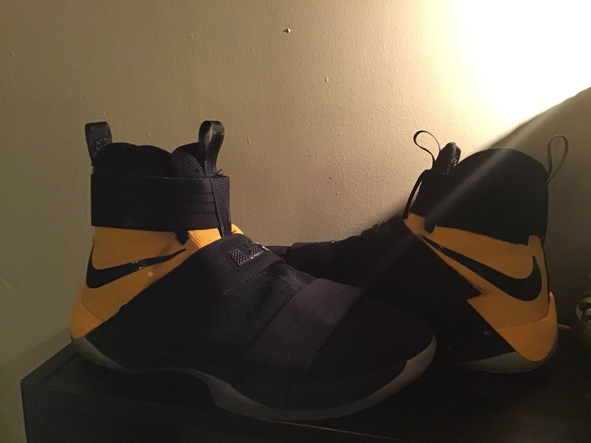 Lebron soldier 10 top black and yellow