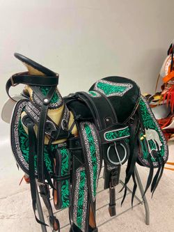 Nueva montura de piel bordada charra
