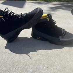 LIKE NEW RETRO JORDANS 9 DARK CHOCOLATE UNIVERSITY GOLD