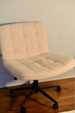 Boucle White Office Chair - Oversized in great condition