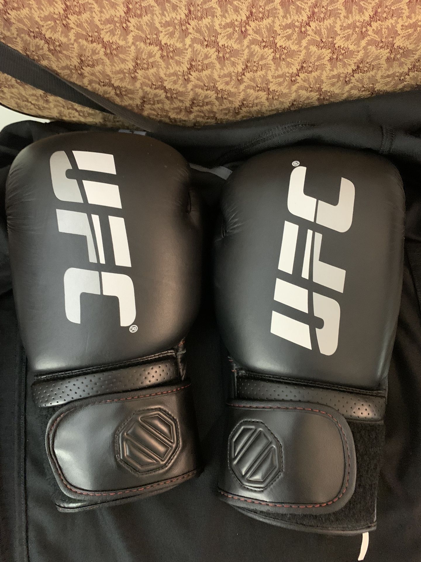 UFC PRO HEAVY BAG GLOVES 12oz