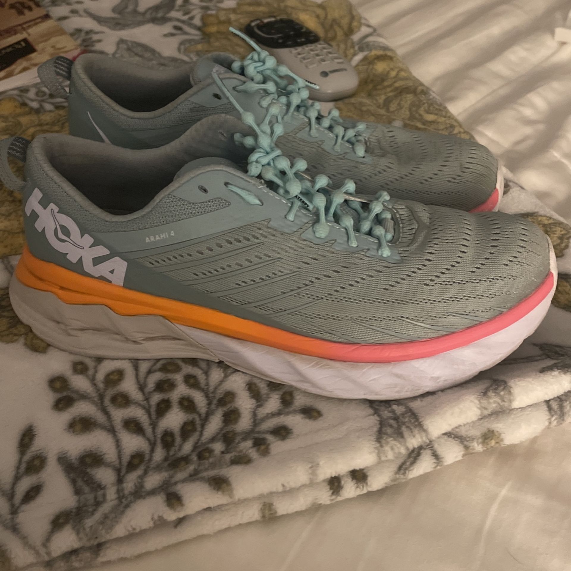 ** REDUCED** HOKA “Arahi 4” W8.5