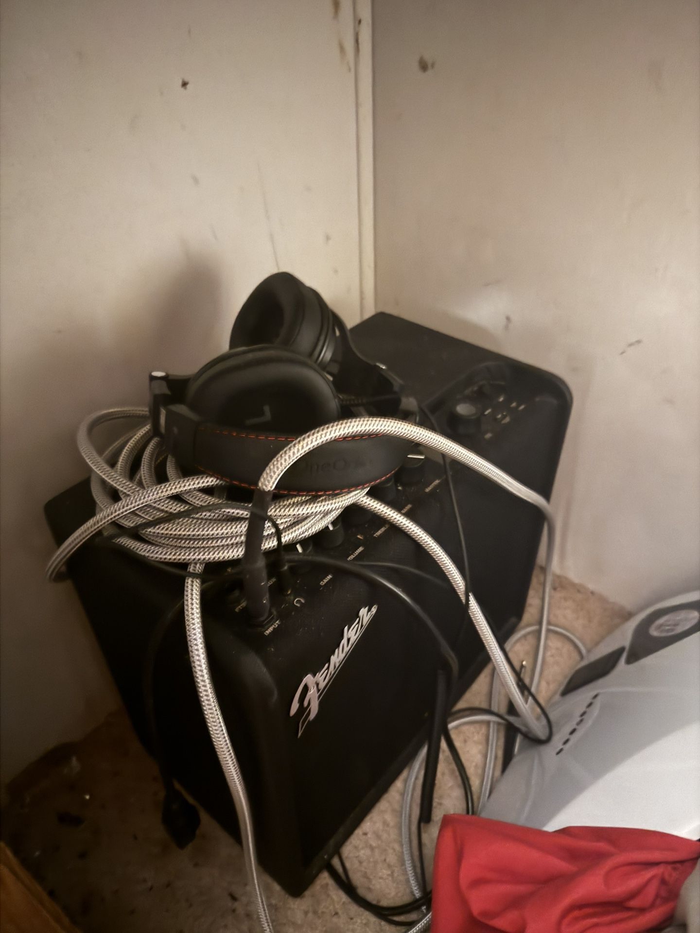 Fender Mustang 25 Amp With Cord And Headphones