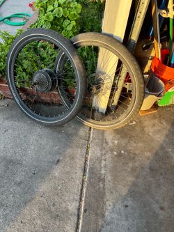 One seat, wheel and tire with motor 27”.5