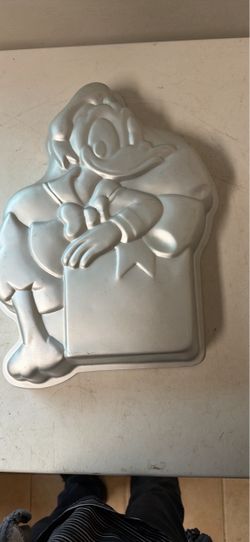 Vtg Donald Duck with a Present Character Cake Mold by Wilton Model 2(contact info removed) 13”