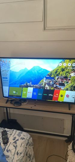 43 inch smart LG TV/w remote