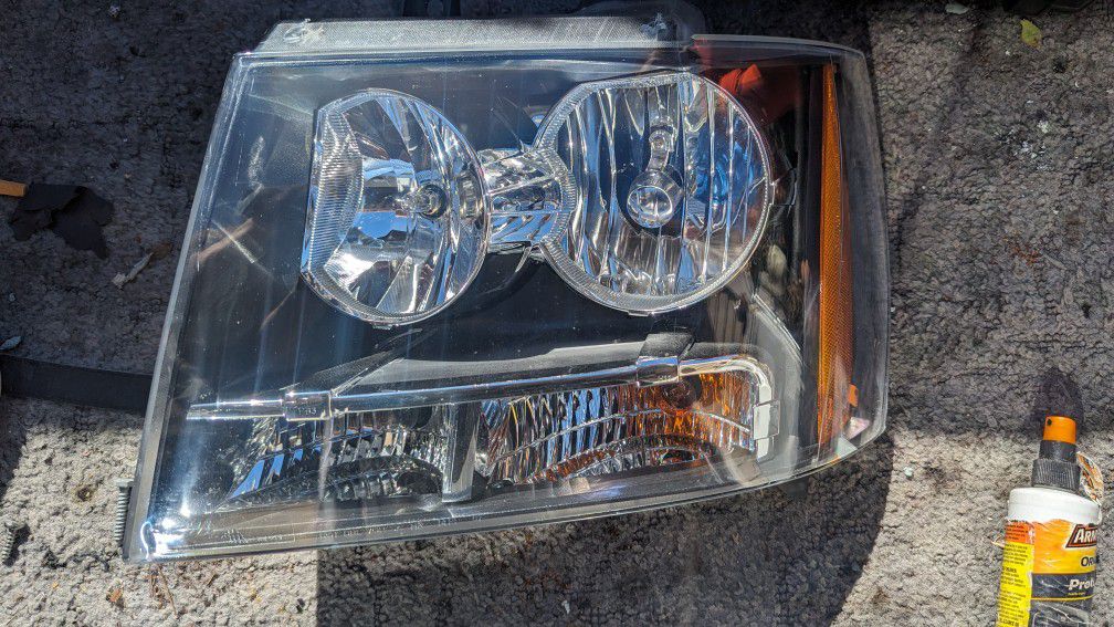 09 Tahoe Driver Headlight 