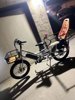 RadWagon 4 E-bike with Thule Seat