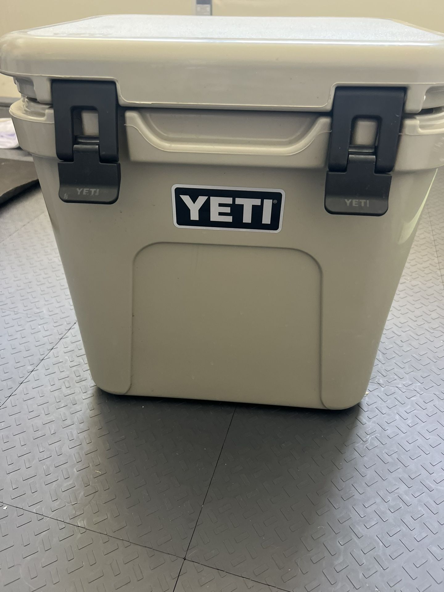 YETI Roadie 24 Desert Tan 22 qt Hard Cooler