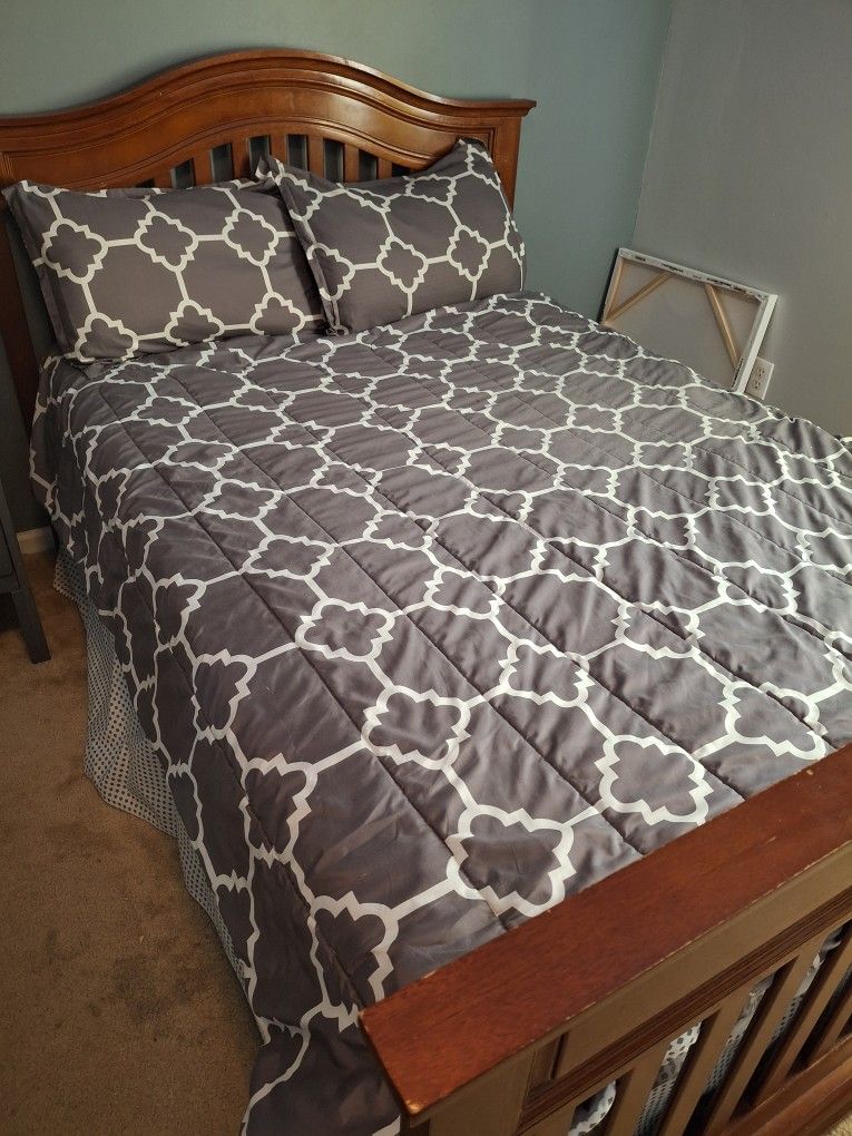 Reversible Full/Queen Size Bedding Set
