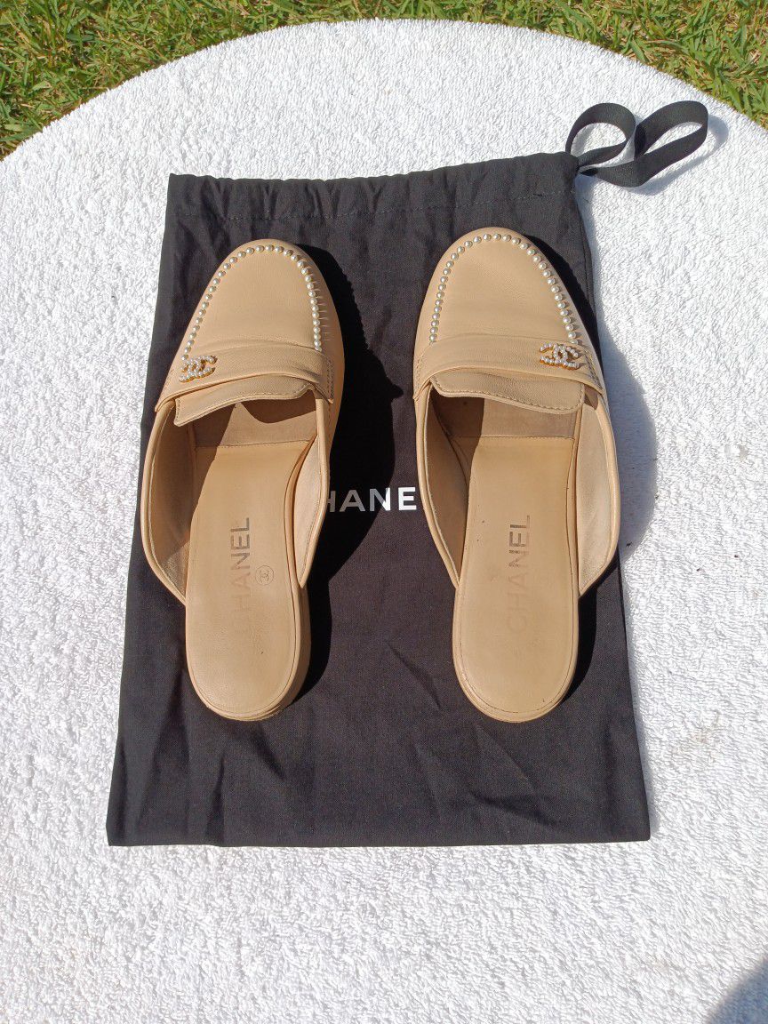 clogs chanel