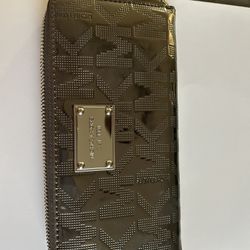 NWOT Michael Kors Crossbody Phone Wallet for Sale in Peoria, AZ - OfferUp