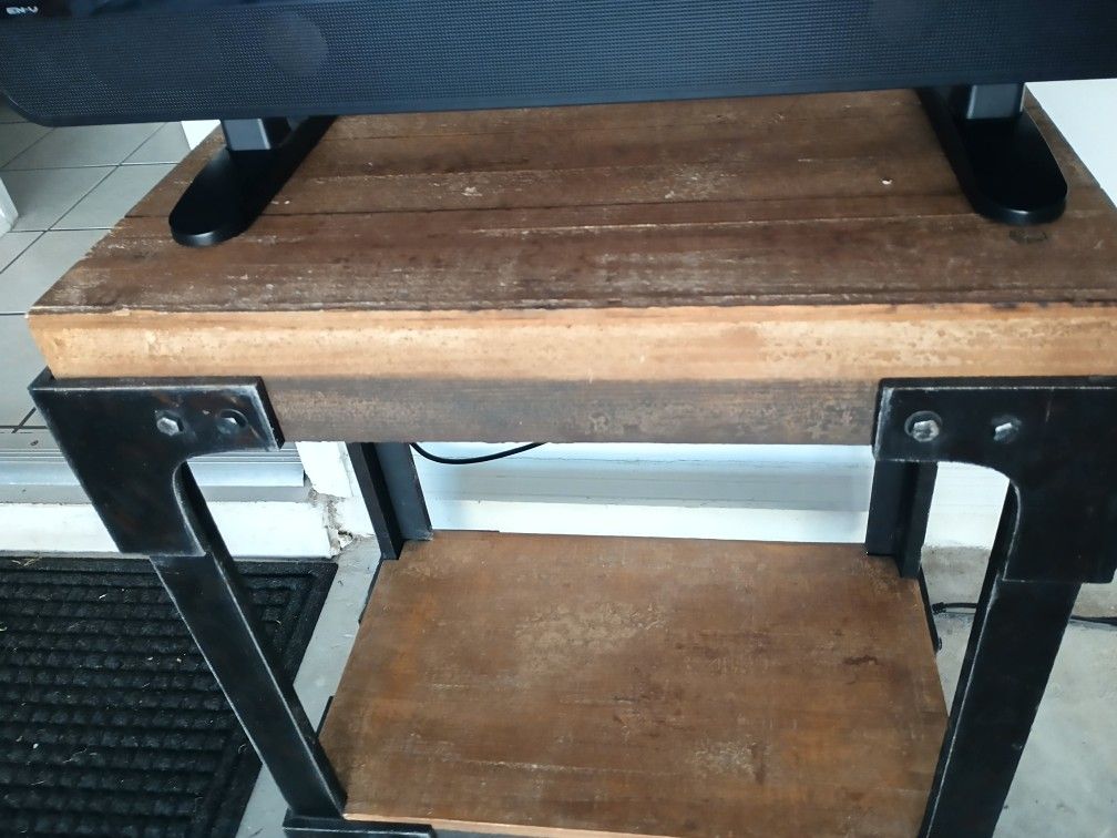 COUNTRY STYLE END TABLE