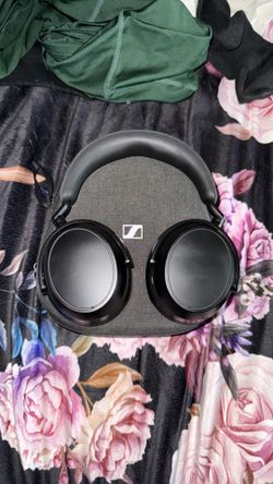 Sennheiser Momentum 4 w/ Case