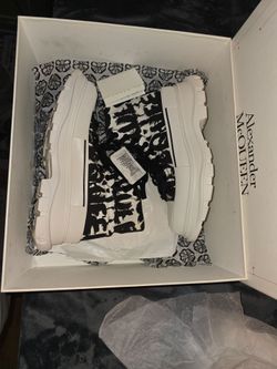 Alexander McQueen Sneakers Black and White sz 41.5