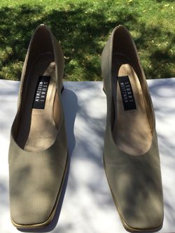 Stuart Weizmann beige pump with gold trim