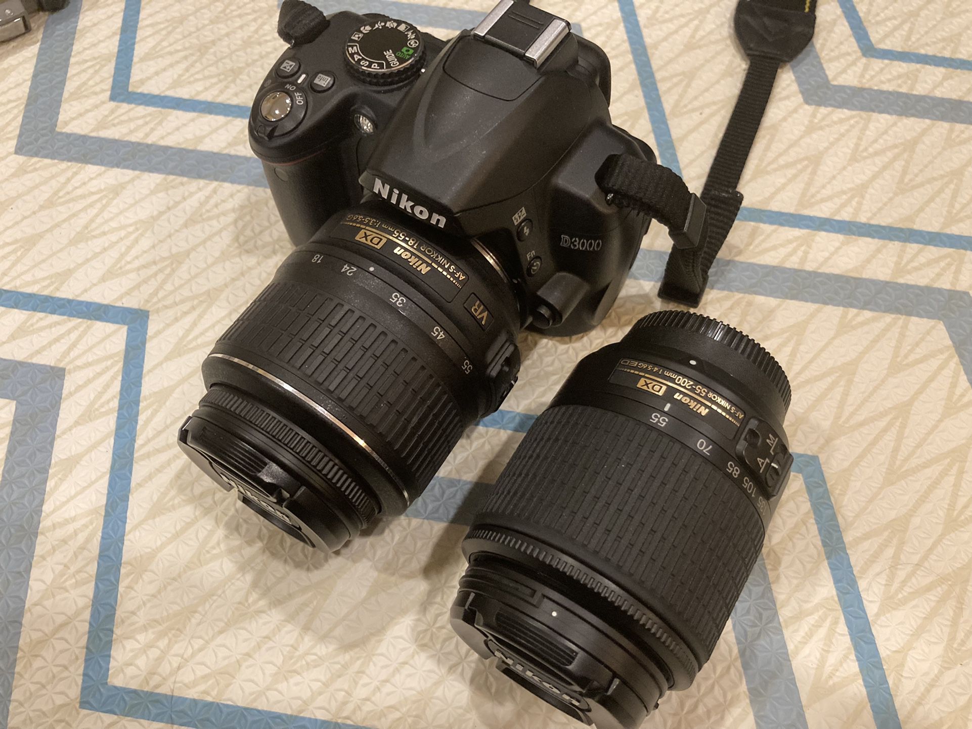 Nikon D3000 - Like New Condition 