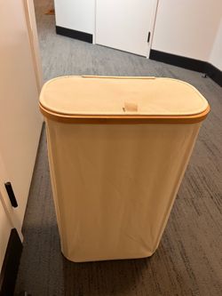 Laundry hamper