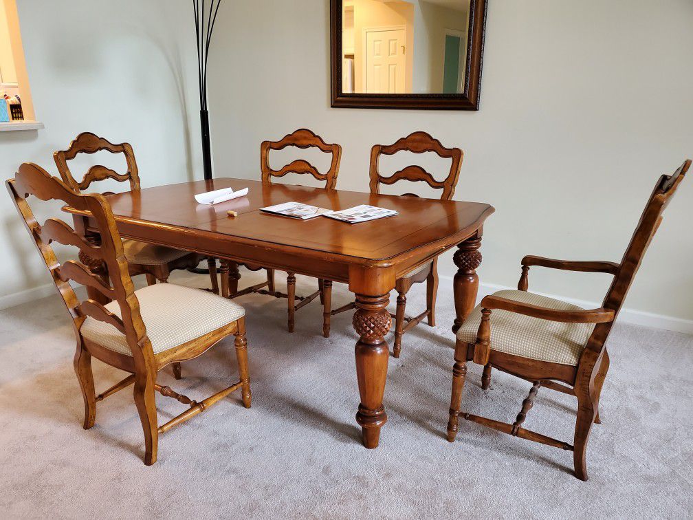Dining Room Table With 5 Upholstered Chairs