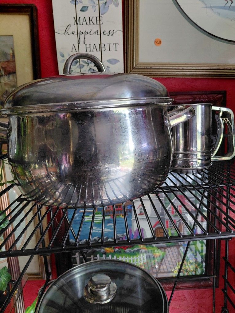 Stainless steel pot..10,1/2 Ins