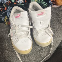 Tenis Puma De Niña Size 2 En Buenas Condition 