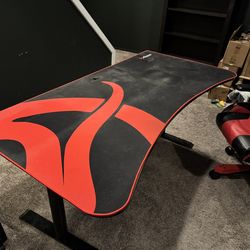 Arozzi Arena Curved Gaming desk with washable mousepad mat