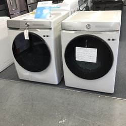 New Scratch And Dent Samsung Front Load Washer And Dryer Set. 1 year Warranty 