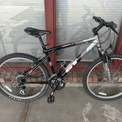 GT Avalanche 3.0 Mountain Bike Size Med. 17.50” Frame